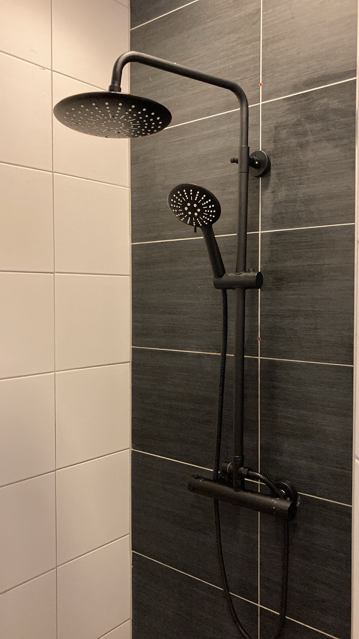 Ostiumhome® Voltri - Ensemble de douche complet - Noir mat - Douchette - Douchette à main - Mitigeur - Matériel d'installation